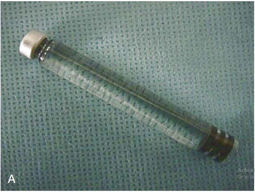 Hình 7.9. (A) Ống thuốc tê bình thường không có bọt hoặc bọt nhỏ. Chú ý pittông cao su hơi thụt vào lòng ống.